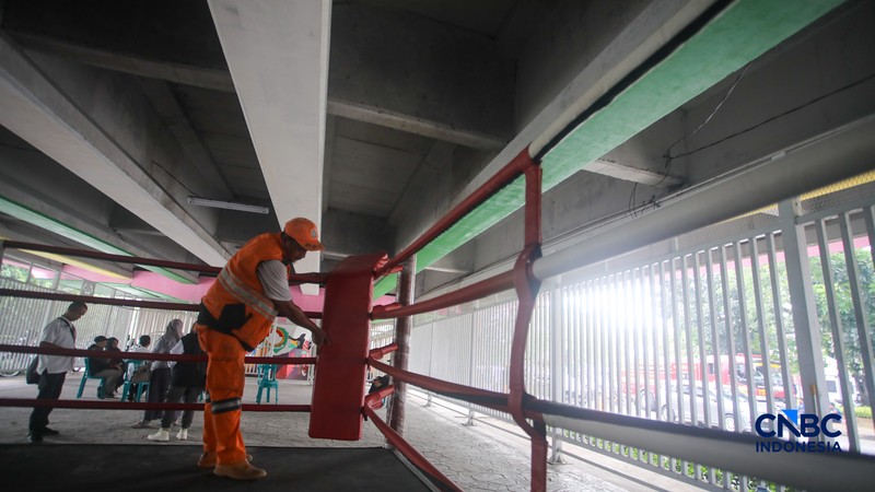 Warga beraktivitas pada Sasana Tinju di kolong jembatan layang (flyover) Pasar Rebo, Jakarta, Jumat (8/5/2026). (CNBC Indonesia/Faisal Rahman)