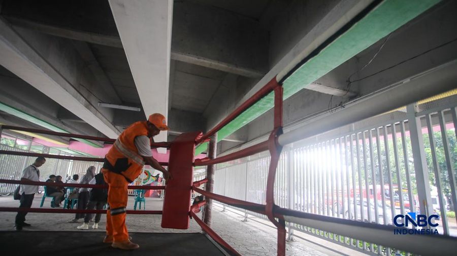 Warga beraktivitas pada Sasana Tinju di kolong jembatan layang (flyover) Pasar Rebo, Jakarta, Jumat (8/5/2026).