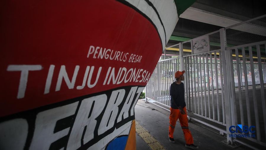 Warga beraktivitas pada Sasana Tinju di kolong jembatan layang (flyover) Pasar Rebo, Jakarta, Jumat (8/5/2026).