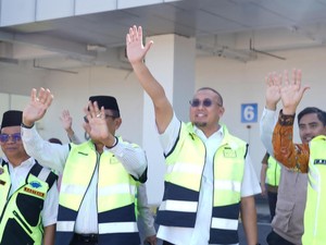 Andre Rosiade Lepas Kloter Terakhir Haji Sumbar, Bagi Uang Saku 100 Riyal
