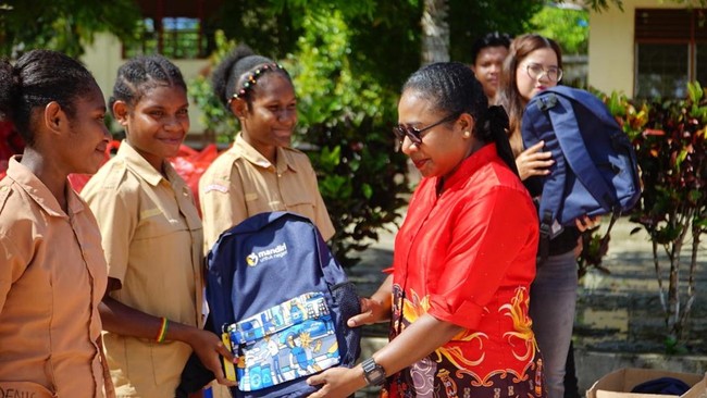 Bank Mandiri Bagikan Ribuan Paket Buku Lewat Mandiri Peduli Sekolah