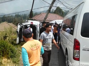 Rem Blong di Turunan Bromo, Hiace Wisman Singapura Tabrak 4 Mobil