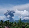 Kolom abu berwarna putih kelabu kehitaman dari erupsi gunung api Dukono terlihat dari Pos Pengamatan Gunung Api (PGA) Dukono di Desa Mamuya, Kecamatan Galela, Halmahera Utara, Maluku Utara, Sabtu (9/5) pukul 09.23 WIT. (Pos PGA Dukono)