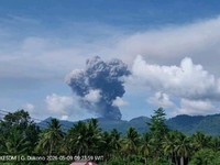 Kolom abu berwarna putih kelabu kehitaman dari erupsi gunung api Dukono terlihat dari Pos Pengamatan Gunung Api (PGA) Dukono di Desa Mamuya, Kecamatan Galela, Halmahera Utara, Maluku Utara, Sabtu (9/5) pukul 09.23 WIT. (Pos PGA Dukono)