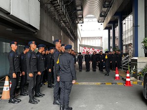 Brimob Masih Jaga Ketat Gedung Perkantoran di Kawasan Hayam Wuruk Pagi Ini
