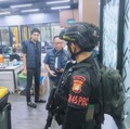 Personel Brimob Polda Metro Jaya mengamankan markas judi online dan penipuan internasional di Hayam Wuruk (dok. Istimewa)