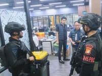 Personel Brimob Polda Metro Jaya mengamankan markas judi online dan penipuan internasional di Hayam Wuruk (dok. Istimewa)