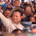 Presiden Prabowo Subianto joget bersama warga Pulau Miangas, Talaud, Sulawesi Utara, Sabtu (9/5/2026).(Tangkapan Layar YouTube Sekretariat Presiden)