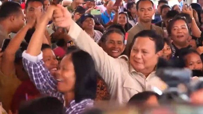 Momen Prabowo Joget Tabola Bale Bersama Warga Pulau Miangas