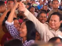 Presiden Prabowo Subianto joget bersama warga Pulau Miangas, Talaud, Sulawesi Utara, Sabtu (9/5/2026).(Tangkapan Layar YouTube Sekretariat Presiden)