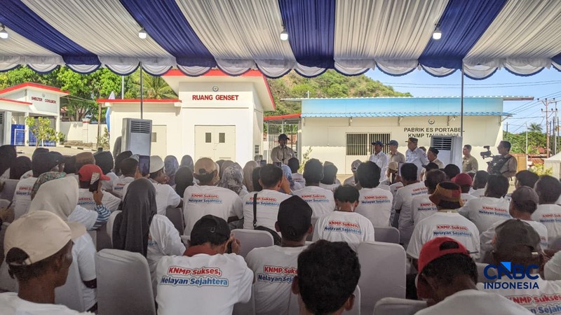 Presiden Ri Prabowo dalam Kunjungan ke Kampung Nelayan Merah Putih Gorontalo. (CNBC Indonesia/Emir Yanwardhana)