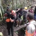 Proses evakuasi jenazah korban erupsi gunung api Dukono oleh tim SAR Gabungan di Kabupaten Halmahera Utara, Maluku Utara, Sabtu (9/5). (BPBD Kabupaten Halmahera Utara)