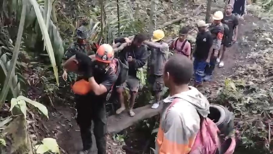 Proses evakuasi jenazah korban erupsi gunung api Dukono oleh tim SAR Gabungan di Kabupaten Halmahera Utara, Maluku Utara, Sabtu (9/5). (BPBD Kabupaten Halmahera Utara)
