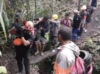 Proses evakuasi jenazah korban erupsi gunung api Dukono oleh tim SAR Gabungan di Kabupaten Halmahera Utara, Maluku Utara, Sabtu (9/5). (BPBD Kabupaten Halmahera Utara)