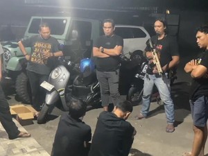 Video Detik-detik Pencuri Bermobil Satroni Rumah di Makassar