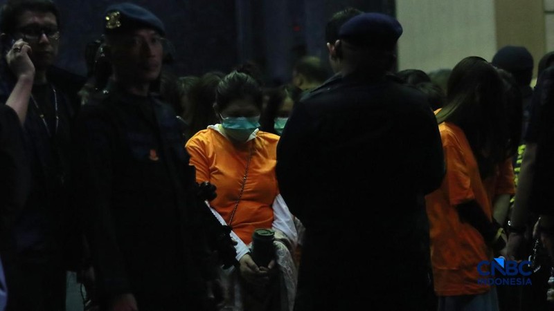 ‎Sejumlah tersangka judi online (judol) dikawal ketat oleh aparat Kepolisian keluar dari Hayam Wuruk Tower, Jakarta, Minggu (10/05/2026). Tim gabungan Bareskrim Polri dan Polda Metro Jaya mengamankan 321 orang yang terdiri 321 WNA yang diamankan, t