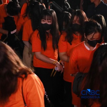 ‎Sejumlah tersangka judi online (judol) dikawal ketat oleh aparat Kepolisian keluar dari Hayam Wuruk Tower, Jakarta, Minggu (10/05/2026). Tim gabungan Bareskrim Polri dan Polda Metro Jaya mengamankan 321 orang yang terdiri 321 WNA yang diamankan, t