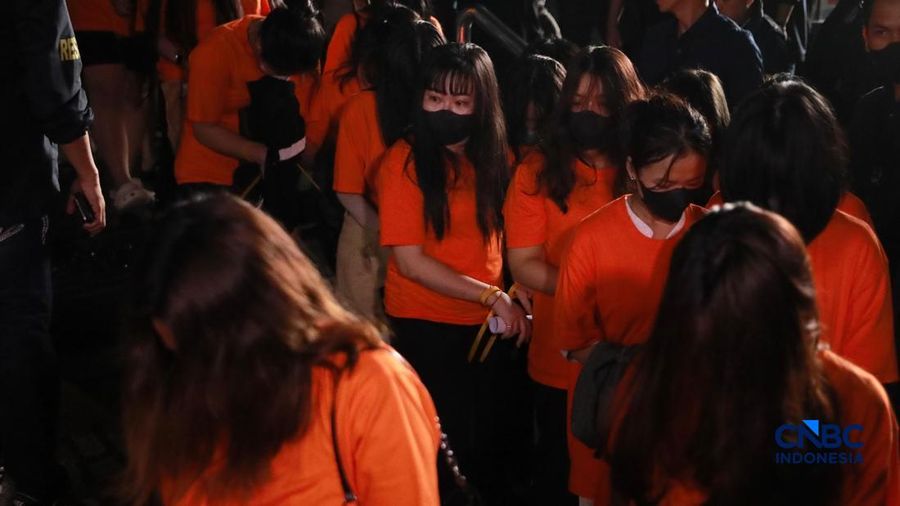 ‎Sejumlah tersangka judi online (judol) dikawal ketat oleh aparat Kepolisian keluar dari Hayam Wuruk Tower, Jakarta, Minggu (10/05/2026). Tim gabungan Bareskrim Polri dan Polda Metro Jaya mengamankan 321 orang yang terdiri 321 WNA yang diamankan, terdiri dari 57 WN Tiongkok atau China, 228 WN Vietnam, 11 WN Laos, 13 WN Myanmar, 3 WN Malaysia, 5 WN Thailand, 3 WN Kamboja. Para pelaku ditangkap tangan saat melakukan judi online. Mereka dipindahkan secara bertahan untuk menjalani pemeriksaan lebih lanjut di Kantor Imigrasi Jakarta.