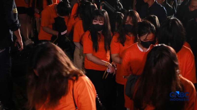 ‎Sejumlah tersangka judi online (judol) dikawal ketat oleh aparat Kepolisian keluar dari Hayam Wuruk Tower, Jakarta, Minggu (10/05/2026). Tim gabungan Bareskrim Polri dan Polda Metro Jaya mengamankan 321 orang yang terdiri 321 WNA yang diamankan, terdiri dari 57 WN Tiongkok atau China, 228 WN Vietnam, 11 WN Laos, 13 WN Myanmar, 3 WN Malaysia, 5 WN Thailand, 3 WN Kamboja. Para pelaku ditangkap tangan saat melakukan judi online. Mereka dipindahkan secara bertahan untuk menjalani pemeriksaan lebih lanjut di Kantor Imigrasi Jakarta.