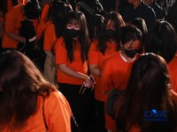 ‎Sejumlah tersangka judi online (judol) dikawal ketat oleh aparat Kepolisian keluar dari Hayam Wuruk Tower, Jakarta, Minggu (10/05/2026). Tim gabungan Bareskrim Polri dan Polda Metro Jaya mengamankan 321 orang yang terdiri 321 WNA yang diamankan, t
