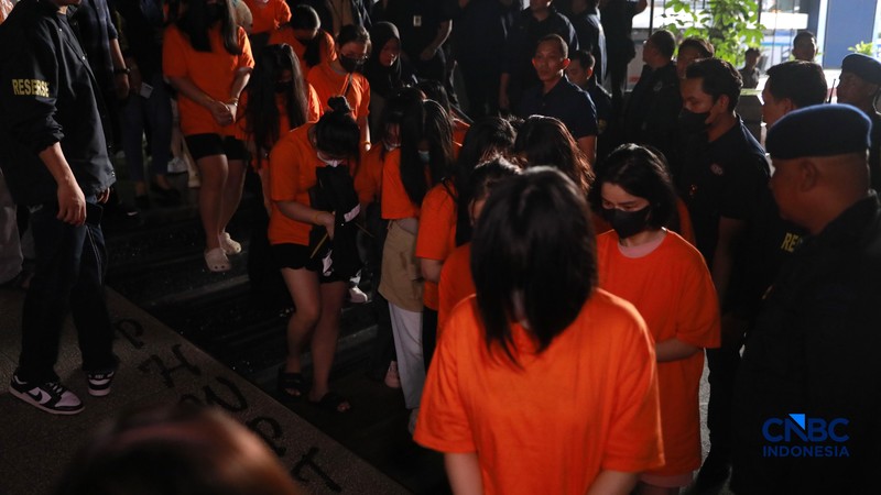 &lrm;Sejumlah tersangka judi online (judol) dikawal ketat oleh aparat Kepolisian keluar dari Hayam Wuruk Tower, Jakarta, Minggu (10/05/2026). Tim gabungan Bareskrim Polri dan Polda Metro Jaya mengamankan 321 orang yang terdiri 321 WNA yang diamankan, terdiri dari 57 WN Tiongkok atau China, 228 WN Vietnam, 11 WN Laos, 13 WN Myanmar, 3 WN Malaysia, 5 WN Thailand, 3 WN Kamboja. Para pelaku ditangkap tangan saat melakukan judi online. Mereka dipindahkan secara bertahan untuk menjalani pemeriksaan lebih lanjut di Kantor Imigrasi Jakarta. (CNBC Indonesia/Muhammad Sabki)