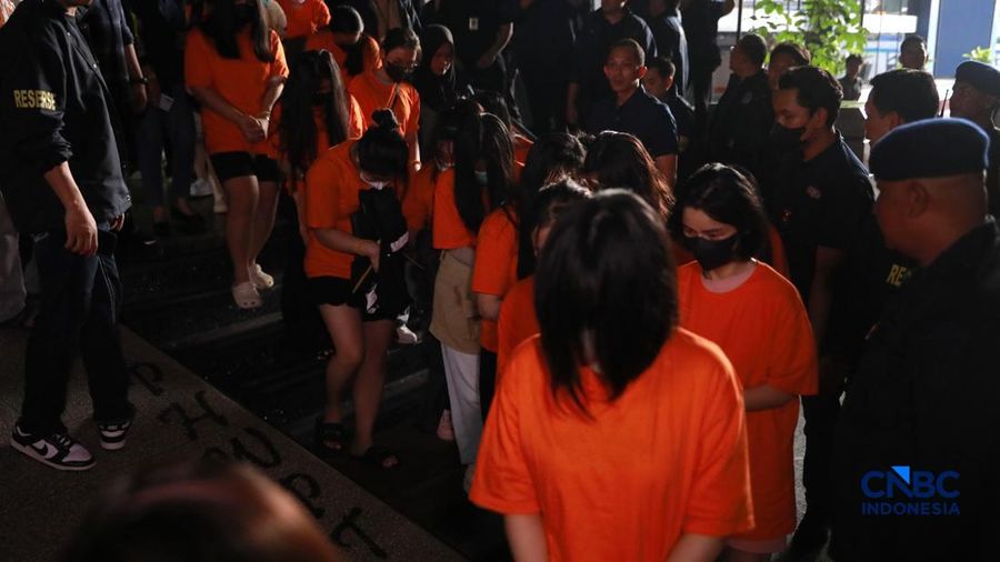 ‎Sejumlah tersangka judi online (judol) dikawal ketat oleh aparat Kepolisian keluar dari Hayam Wuruk Tower, Jakarta, Minggu (10/05/2026). Tim gabungan Bareskrim Polri dan Polda Metro Jaya mengamankan 321 orang yang terdiri 321 WNA yang diamankan, terdiri dari 57 WN Tiongkok atau China, 228 WN Vietnam, 11 WN Laos, 13 WN Myanmar, 3 WN Malaysia, 5 WN Thailand, 3 WN Kamboja. Para pelaku ditangkap tangan saat melakukan judi online. Mereka dipindahkan secara bertahan untuk menjalani pemeriksaan lebih lanjut di Kantor Imigrasi Jakarta.