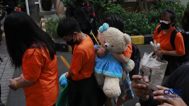 &lrm;Sejumlah tersangka judi online (judol) dikawal ketat oleh aparat Kepolisian keluar dari Hayam Wuruk Tower, Jakarta, Minggu (10/05/2026). Tim gabungan Bareskrim Polri dan Polda Metro Jaya mengamankan 321 orang yang terdiri 321 WNA yang diamankan, terdiri dari 57 WN Tiongkok atau China, 228 WN Vietnam, 11 WN Laos, 13 WN Myanmar, 3 WN Malaysia, 5 WN Thailand, 3 WN Kamboja. Para pelaku ditangkap tangan saat melakukan judi online. Mereka dipindahkan secara bertahan untuk menjalani pemeriksaan lebih lanjut di Kantor Imigrasi Jakarta. (CNBC Indonesia/Muhammad Sabki)