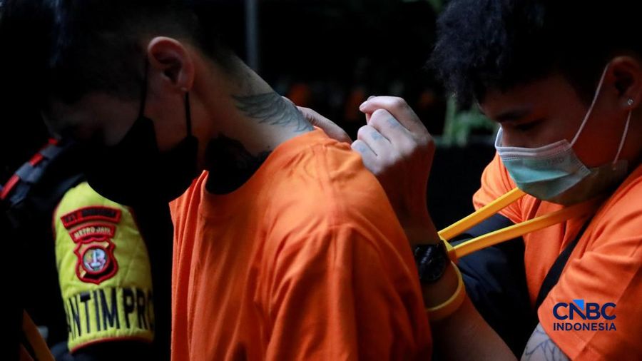 ‎Sejumlah tersangka judi online (judol) dikawal ketat oleh aparat Kepolisian keluar dari Hayam Wuruk Tower, Jakarta, Minggu (10/05/2026). Tim gabungan Bareskrim Polri dan Polda Metro Jaya mengamankan 321 orang yang terdiri 321 WNA yang diamankan, terdiri dari 57 WN Tiongkok atau China, 228 WN Vietnam, 11 WN Laos, 13 WN Myanmar, 3 WN Malaysia, 5 WN Thailand, 3 WN Kamboja. Para pelaku ditangkap tangan saat melakukan judi online. Mereka dipindahkan secara bertahan untuk menjalani pemeriksaan lebih lanjut di Kantor Imigrasi Jakarta. (CNBC Indonesia/Muhammad Sabki)