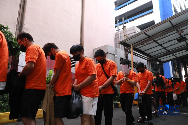 &lrm;Sejumlah tersangka judi online (judol) dikawal ketat oleh aparat Kepolisian keluar dari Hayam Wuruk Tower, Jakarta, Minggu (10/05/2026). Tim gabungan Bareskrim Polri dan Polda Metro Jaya mengamankan 321 orang yang terdiri 321 WNA yang diamankan, terdiri dari 57 WN Tiongkok atau China, 228 WN Vietnam, 11 WN Laos, 13 WN Myanmar, 3 WN Malaysia, 5 WN Thailand, 3 WN Kamboja. Para pelaku ditangkap tangan saat melakukan judi online. Mereka dipindahkan secara bertahan untuk menjalani pemeriksaan lebih lanjut di Kantor Imigrasi Jakarta. (CNBC Indonesia/Muhammad Sabki)