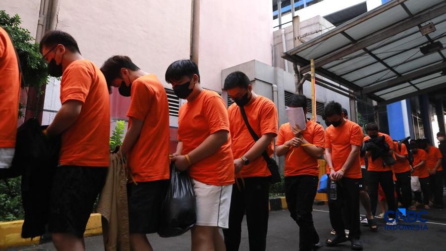 ‎Sejumlah tersangka judi online (judol) dikawal ketat oleh aparat Kepolisian keluar dari Hayam Wuruk Tower, Jakarta, Minggu (10/05/2026). Tim gabungan Bareskrim Polri dan Polda Metro Jaya mengamankan 321 orang yang terdiri 321 WNA yang diamankan, terdiri dari 57 WN Tiongkok atau China, 228 WN Vietnam, 11 WN Laos, 13 WN Myanmar, 3 WN Malaysia, 5 WN Thailand, 3 WN Kamboja. Para pelaku ditangkap tangan saat melakukan judi online. Mereka dipindahkan secara bertahan untuk menjalani pemeriksaan lebih lanjut di Kantor Imigrasi Jakarta. (CNBC Indonesia/Muhammad Sabki)