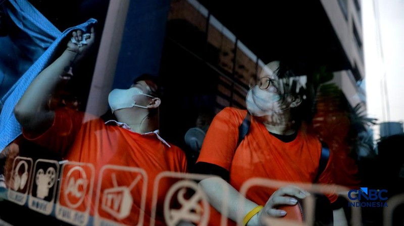 ‎Sejumlah tersangka judi online (judol) dikawal ketat oleh aparat Kepolisian keluar dari Hayam Wuruk Tower, Jakarta, Minggu (10/05/2026). Tim gabungan Bareskrim Polri dan Polda Metro Jaya mengamankan 321 orang yang terdiri 321 WNA yang diamankan, terdiri dari 57 WN Tiongkok atau China, 228 WN Vietnam, 11 WN Laos, 13 WN Myanmar, 3 WN Malaysia, 5 WN Thailand, 3 WN Kamboja. Para pelaku ditangkap tangan saat melakukan judi online. Mereka dipindahkan secara bertahan untuk menjalani pemeriksaan lebih lanjut di Kantor Imigrasi Jakarta. (CNBC Indonesia/Muhammad Sabki)