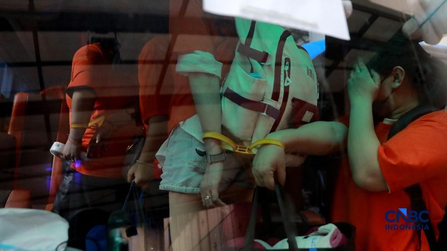 ‎Sejumlah tersangka judi online (judol) dikawal ketat oleh aparat Kepolisian keluar dari Hayam Wuruk Tower, Jakarta, Minggu (10/05/2026). Tim gabungan Bareskrim Polri dan Polda Metro Jaya mengamankan 321 orang yang terdiri 321 WNA yang diamankan, terdiri dari 57 WN Tiongkok atau China, 228 WN Vietnam, 11 WN Laos, 13 WN Myanmar, 3 WN Malaysia, 5 WN Thailand, 3 WN Kamboja. Para pelaku ditangkap tangan saat melakukan judi online. Mereka dipindahkan secara bertahan untuk menjalani pemeriksaan lebih lanjut di Kantor Imigrasi Jakarta. (CNBC Indonesia/Muhammad Sabki)