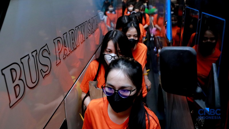 &lrm;Sejumlah tersangka judi online (judol) dikawal ketat oleh aparat Kepolisian keluar dari Hayam Wuruk Tower, Jakarta, Minggu (10/05/2026). Tim gabungan Bareskrim Polri dan Polda Metro Jaya mengamankan 321 orang yang terdiri 321 WNA yang diamankan, terdiri dari 57 WN Tiongkok atau China, 228 WN Vietnam, 11 WN Laos, 13 WN Myanmar, 3 WN Malaysia, 5 WN Thailand, 3 WN Kamboja. Para pelaku ditangkap tangan saat melakukan judi online. Mereka dipindahkan secara bertahan untuk menjalani pemeriksaan lebih lanjut di Kantor Imigrasi Jakarta. (CNBC Indonesia/Muhammad Sabki)