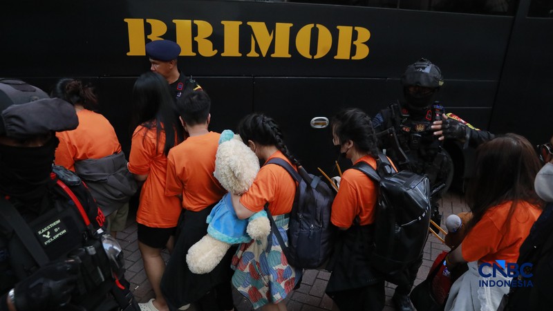&lrm;Sejumlah tersangka judi online (judol) dikawal ketat oleh aparat Kepolisian keluar dari Hayam Wuruk Tower, Jakarta, Minggu (10/05/2026). Tim gabungan Bareskrim Polri dan Polda Metro Jaya mengamankan 321 orang yang terdiri 321 WNA yang diamankan, terdiri dari 57 WN Tiongkok atau China, 228 WN Vietnam, 11 WN Laos, 13 WN Myanmar, 3 WN Malaysia, 5 WN Thailand, 3 WN Kamboja. Para pelaku ditangkap tangan saat melakukan judi online. Mereka dipindahkan secara bertahan untuk menjalani pemeriksaan lebih lanjut di Kantor Imigrasi Jakarta. (CNBC Indonesia/Muhammad Sabki)
