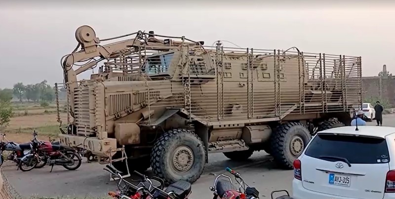 Warga berkumpul saat alat berat membersihkan puing-puing pos polisi yang rusak akibat serangan bom mobil di Bannu, provinsi Khyber Pakhtunkhwa, Pakistan, 10 Mei 2026. REUTERS/Ehsan Khattak