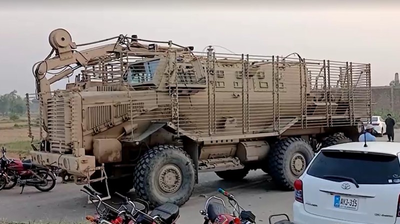 Serangan bom mobil di Bannu, provinsi Khyber Pakhtunkhwa, Pakistan, 10 Mei 2026. (Reuters)