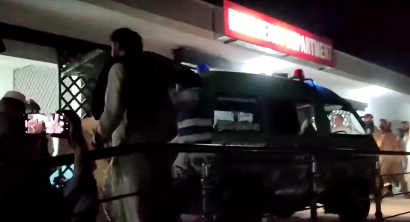 Warga berkumpul saat alat berat membersihkan puing-puing pos polisi yang rusak akibat serangan bom mobil di Bannu, provinsi Khyber Pakhtunkhwa, Pakistan, 10 Mei 2026. REUTERS/Ehsan Khattak