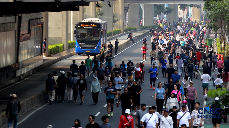 Warga memadati kawasan Jalan HR Rasuna Said pada Minggu (10/5/2026). (CNBC Indonesia/Muhammad Sabki)