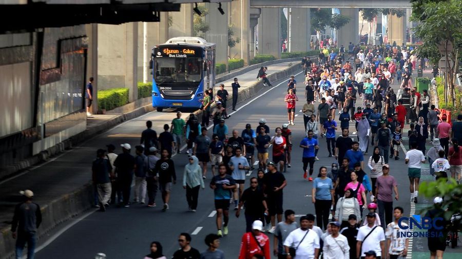 Warga memadati kawasan Jalan HR Rasuna Said pada Minggu (10/5/2026). (CNBC Indonesia/Muhammad Sabki)