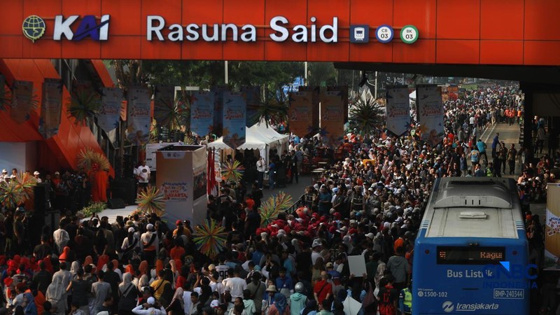 Warga memadati kawasan Jalan HR Rasuna Said pada Minggu (10/5/2026). (CNBC Indonesia/Muhammad Sabki)