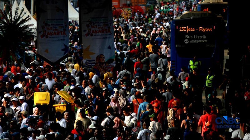 Warga memadati kawasan Jalan HR Rasuna Said pada Minggu (10/5/2026). (CNBC Indonesia/Muhammad Sabki)