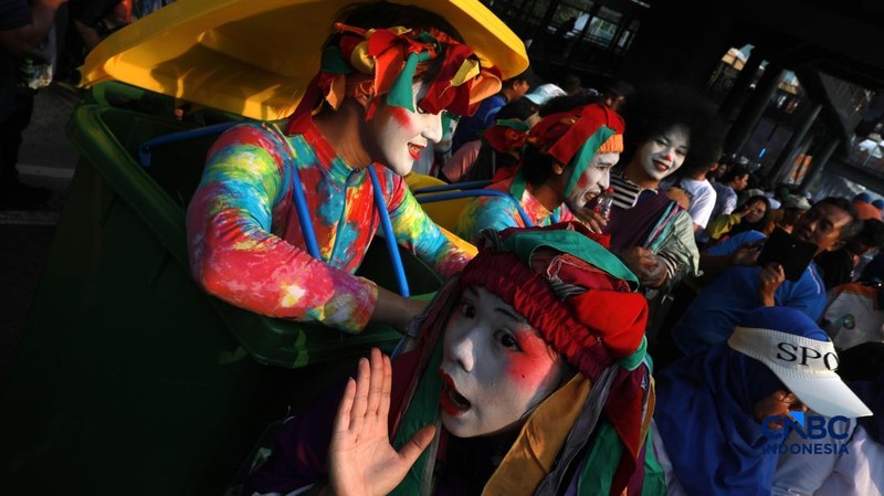 Warga memadati kawasan Jalan HR Rasuna Said pada Minggu (10/5/2026). (CNBC Indonesia/Muhammad Sabki)