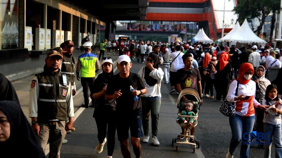 Warga memadati kawasan Jalan HR Rasuna Said pada Minggu (10/5/2026). (CNBC Indonesia/Muhammad Sabki)