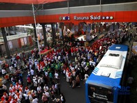 Warga memadati kawasan Jalan HR Rasuna Said pada Minggu (10/5/2026). (CNBC Indonesia/Muhammad Sabki)