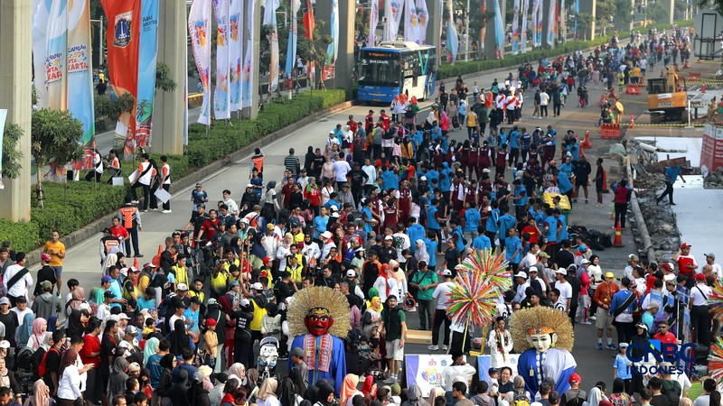 Warga memadati kawasan Jalan HR Rasuna Said pada Minggu (10/5/2026). (CNBC Indonesia/Muhammad Sabki)