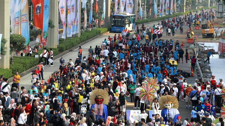 Warga memadati kawasan Jalan HR Rasuna Said pada Minggu (10/5/2026). (CNBC Indonesia/Muhammad Sabki)