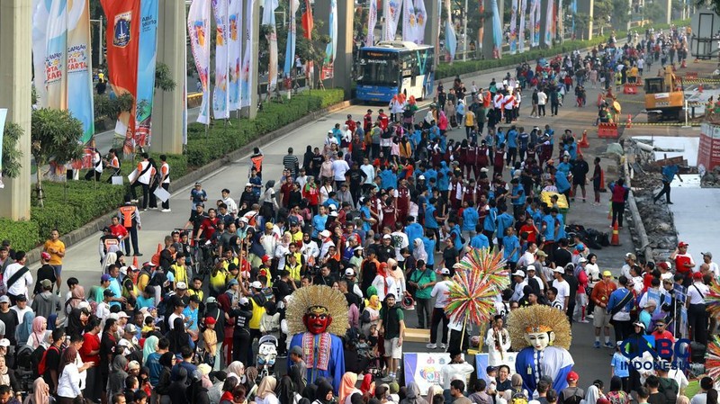 Warga memadati kawasan Jalan HR Rasuna Said pada Minggu (10/5/2026). (CNBC Indonesia/Muhammad Sabki)