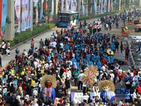Warga memadati kawasan Jalan HR Rasuna Said pada Minggu (10/5/2026). (CNBC Indonesia/Muhammad Sabki)
