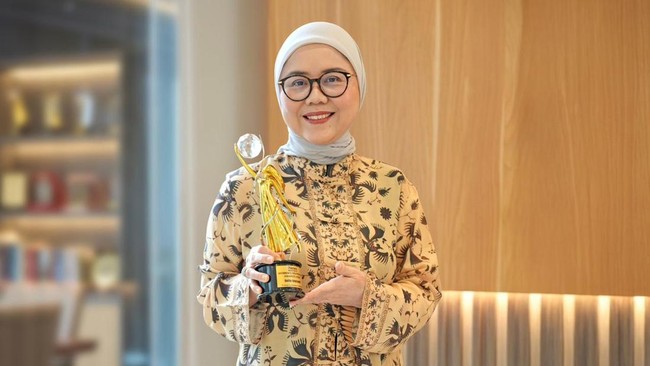 Jadi Wanita Berpengaruh, Direktur Pegadaian Raih Penghargaan Ini