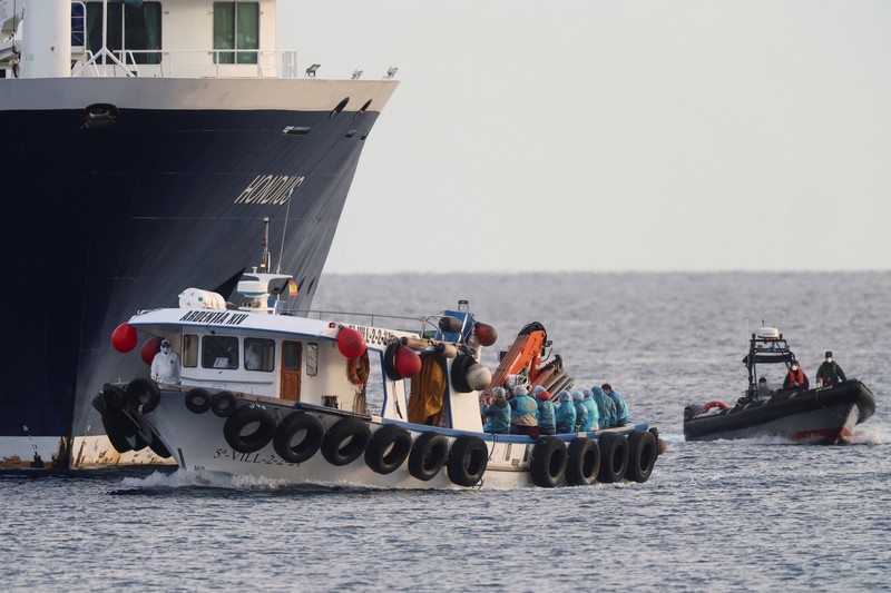 Evakuasi penumpang kapal pesiar MV Hondius, yang terdampak wabah hantavirus di pelabuhan Granadilla de Abona, Tenerife, Spanyol, 10 Mei 2026. (REUTERS/Hannah McKay)